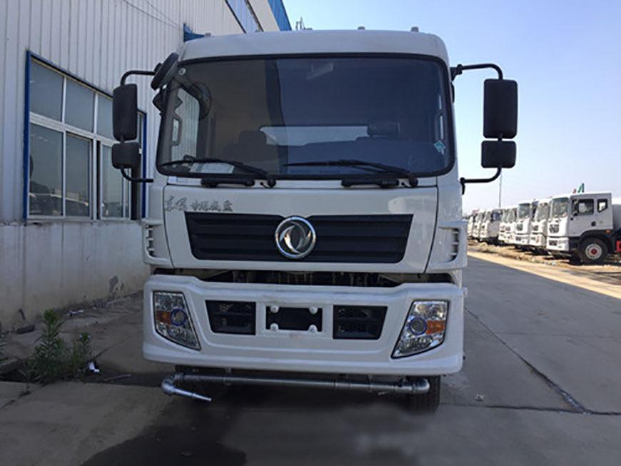 東風(fēng)專(zhuān)底灑水車(chē)